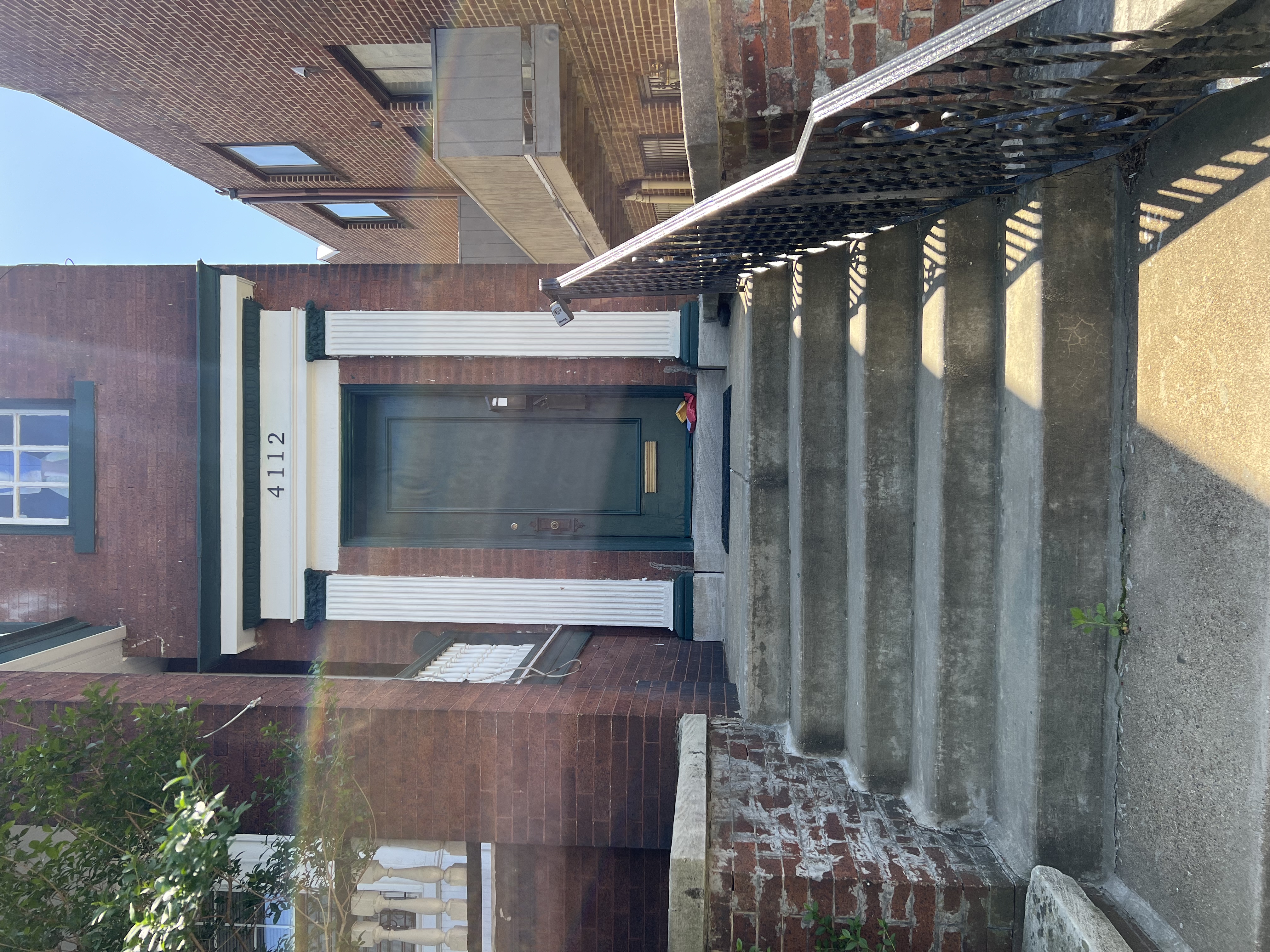 Spacious 3 bed + 2 bath Apt with Porches
