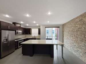 Stunning 3B/3.5BA Townhouse in Mission Valley w/ 2 Car Garage, W/D & Pool!