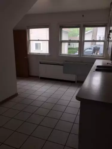 S Bed 1118 S Barstow St 5