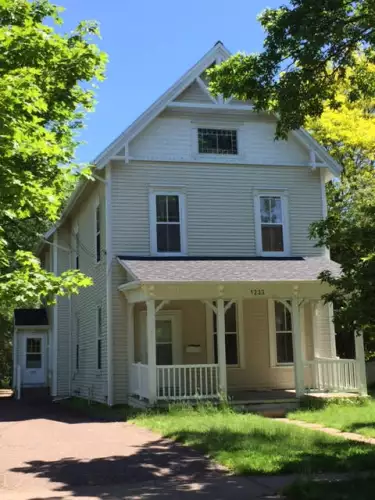 UW-EAU-CLAIRE-Apartment-Building-47094.webp