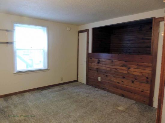 S Bed 920-920 1/2 First Avenue 4