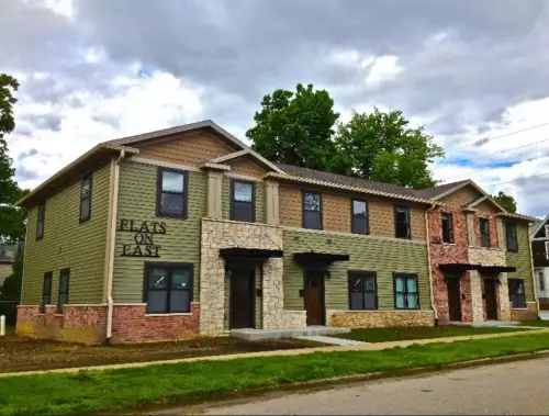 2017-10/ILLINOIS-STATE-UNIVERSITY-Apartment-Building-273919.webp