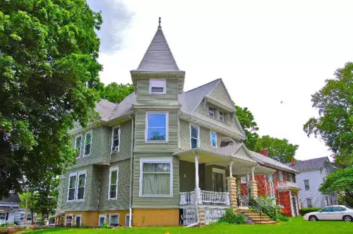 2017-10/ILLINOIS-STATE-UNIVERSITY-Apartment-Building-274050.webp