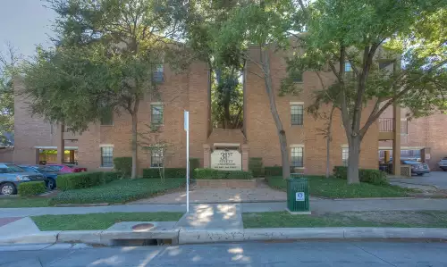2017-10/UT-AUSTIN-Apartment-Building-264383.webp