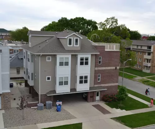 2018-10/UIUC-Apartment-Building-447501.webp