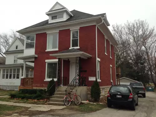 2018-11/NIU-Apartment-Building-490159.webp