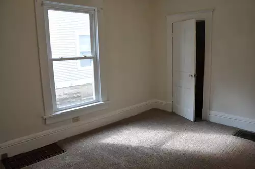 S Bed 709 Scott Ave Oshkosh, WI 54901 1