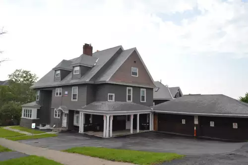 2019-10/SYRACUSE-Apartment-Building-601701.webp