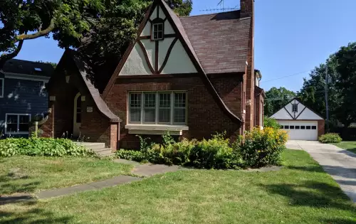 2019-12/NIU-Apartment-Building-623441.webp