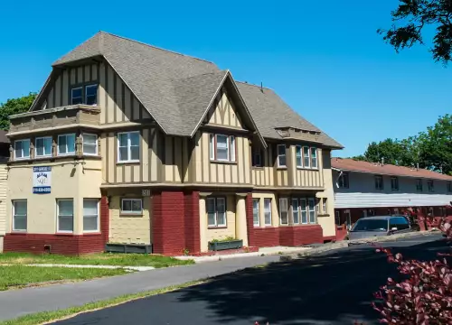 2020-02/SYRACUSE-Apartment-Building-650920.webp