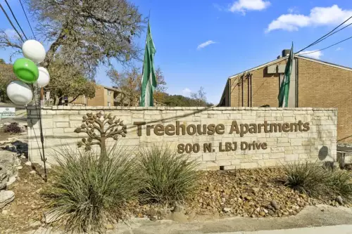 S Bed Treehouse Apartments 7