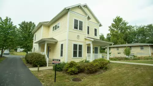 2020-10/IU-Apartment-Building-721721.webp