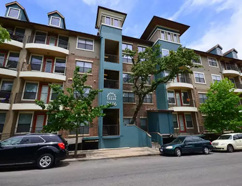 2020-10/ut-austin-Apartment-Building-732404.webp
