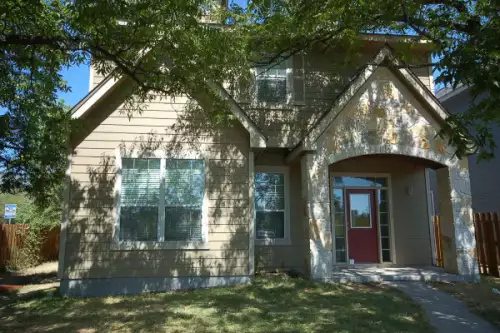 2020-10/ut-austin-Apartment-Building-735807.webp