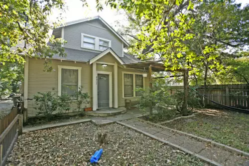 2020-10/ut-austin-Apartment-Building-736052.webp