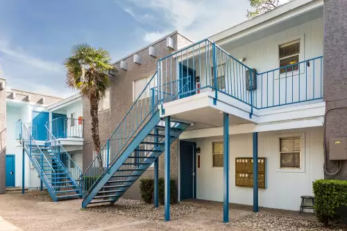 2020-10/ut-austin-Apartment-Building-736709.webp