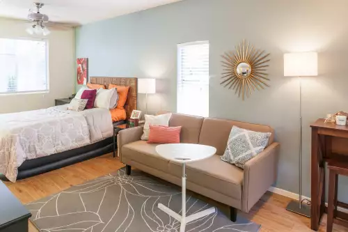 2020-10/ut-austin-Apartment-Building-736774.webp