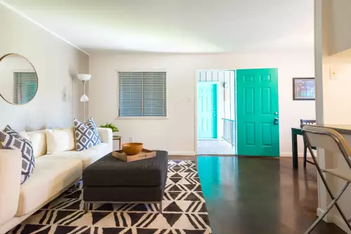 2020-10/ut-austin-Apartment-Building-736792.webp