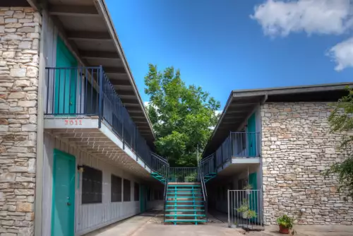 2020-10/ut-austin-Apartment-Building-736842.webp