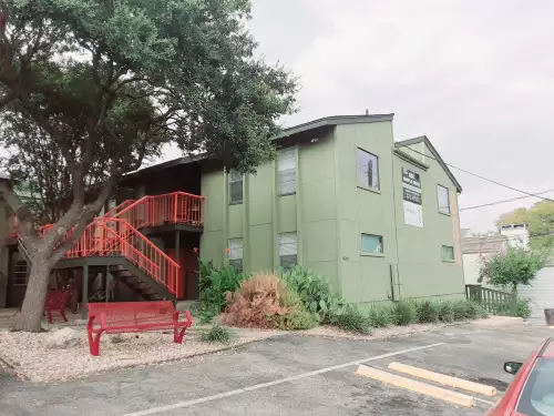 2020-10/ut-austin-Apartment-Building-736854.webp