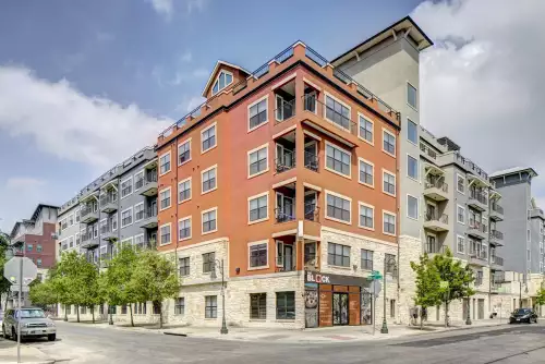 2020-11/UT-AUSTIN-Apartment-Building-743103.webp