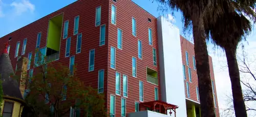 2021-04/UT-AUSTIN-Apartment-Building-1198531.webp