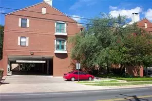 2021-04/UT-AUSTIN-Apartment-Building-1237974.webp