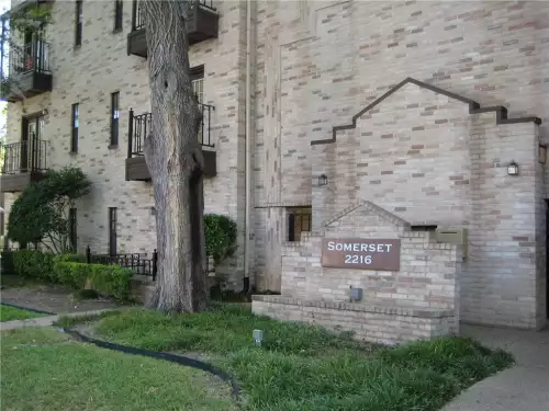 2021-05/UT-AUSTIN-Apartment-Building-1247154.webp