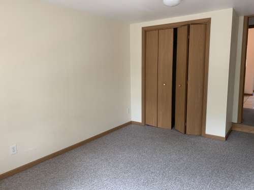 S Bed 1118 S Barstow St 29
