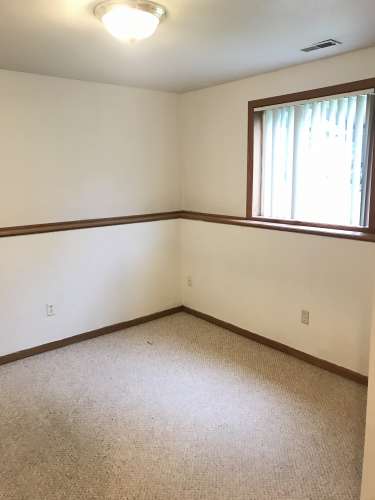 S Bed 922 Elmwood Ave, Oshkosh, WI 54901, USA 11