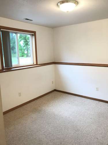 S Bed 922 Elmwood Ave, Oshkosh, WI 54901, USA 17