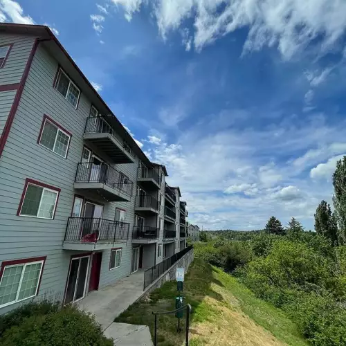 S Bed COUG HOUSING - Live On The Hill! 4