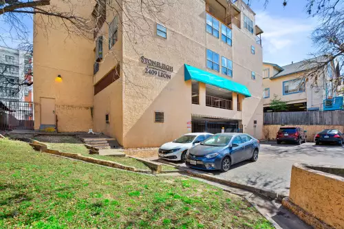 2022-09/UT-AUSTIN-Apartment-Building-10613497.webp