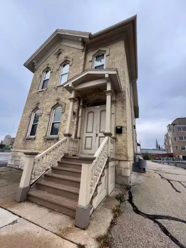 2022-10/MARQUETTE-Apartment-Building-11098226.webp