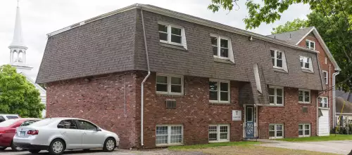 2022-12/NEW-HAMPSHIRE-Apartment-Building-12471432.webp