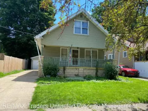 2023-01/BRADLEY-UNIVERSITY-Apartment-Building-12518832.webp