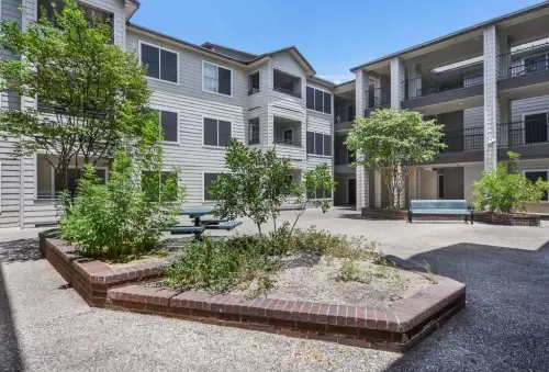 2023-01/UT-AUSTIN-Apartment-Building-12713972.webp