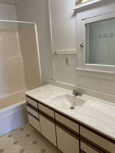 S Bed 819 / 819A John Ave 8