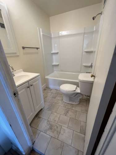 S Bed 453 W Washington Ave, Madison, WI 53703 7