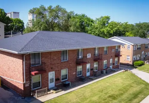 2024-10/ILLINOIS-STATE-UNIVERSITY-Apartment-Building-15652150.webp