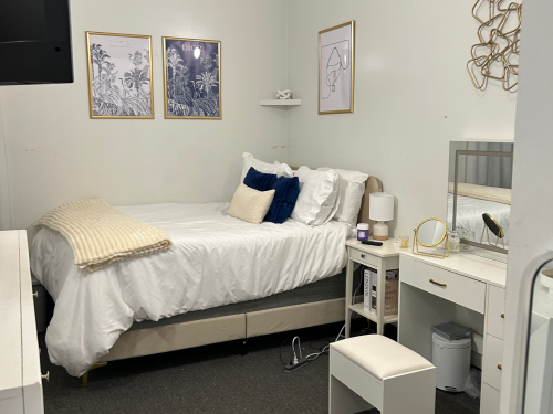 S Bed 60 Henry St. Downtown 6