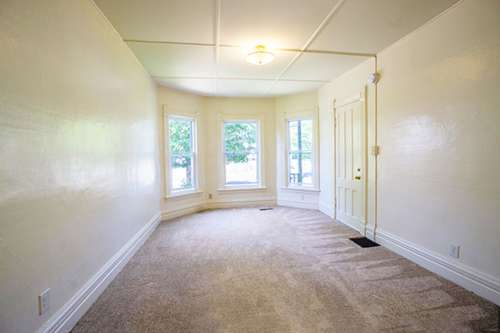 S Bed First Floor Close To Shops and Restaurants Available 6/1/25 3