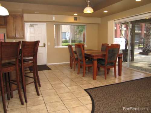 S Bed Lakeshore Apartments 212