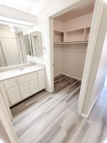 S Bed Lakeshore Apartments 42