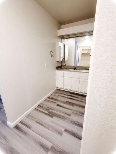S Bed Lakeshore Apartments 10