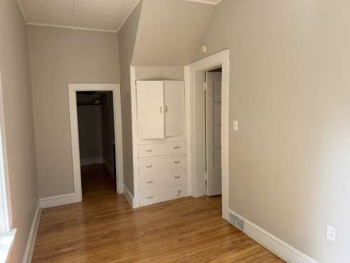 S Bed 415 W Grand Ave. 4