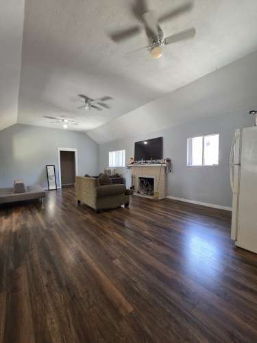 S Bed 517 E Wilshire Ave 1