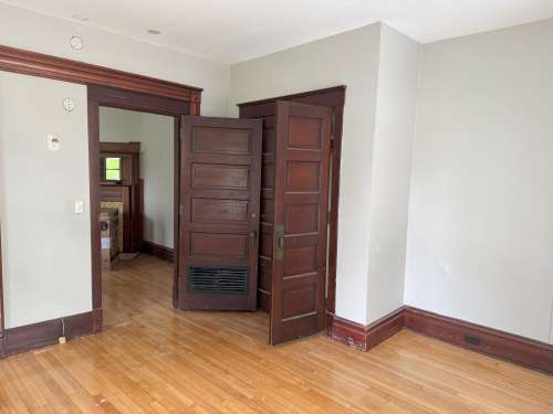 S Bed 415 W Grand Ave. 22