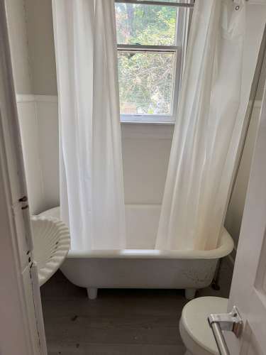 S Bed 415 W Grand Ave. 6