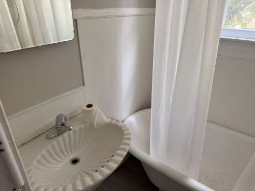 S Bed 415 W Grand Ave. 11